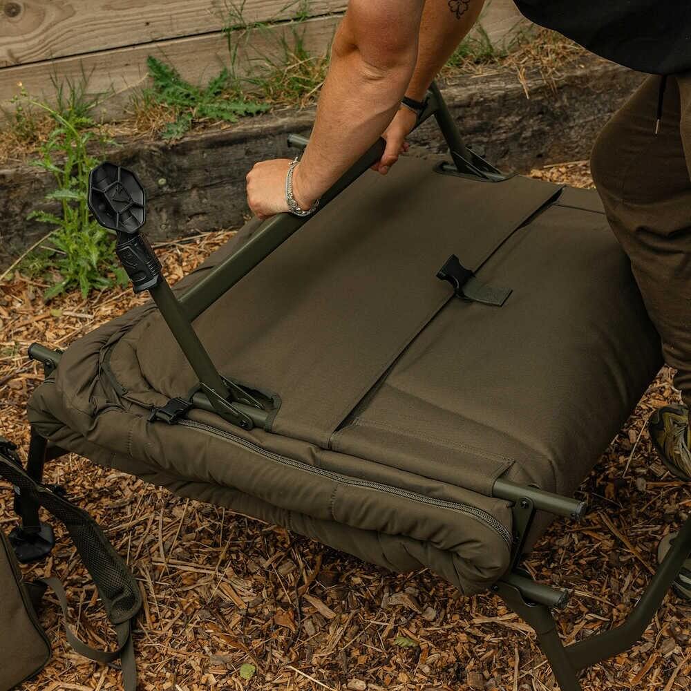 Bed Chair con saco de dormir Avid Carp Revolve System - Tienda Carpfishing