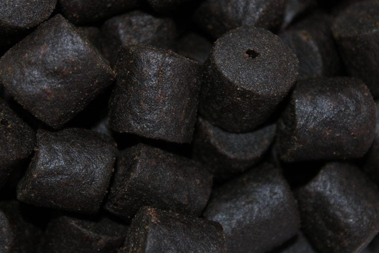 Pellets Taladrados Pro Elite Baits Black Halibut 20 mm - Tienda Carpfishing