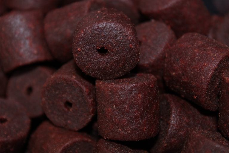 Pellets Taladrados Pro Elite Baits Red Halibut 20 mm - Tienda Carpfishing