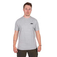Hombre usando camiseta gris Spomb, ideal para carpfishing, con logotipo negro y tejido suave.