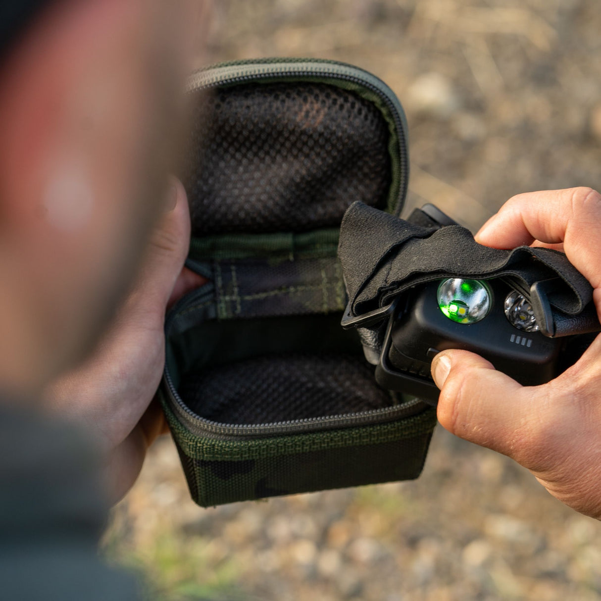 Funda Ridge Monkey Ruggage para linterna frontal