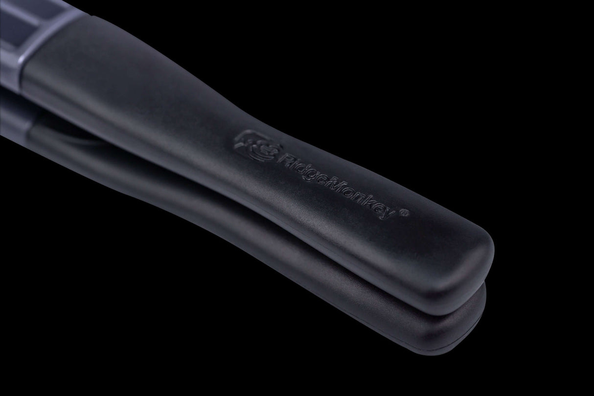 Mango de utensilio de cocina Ridge Monkey con diseño ergonómico y logo, ideal para preparación de alimentos.