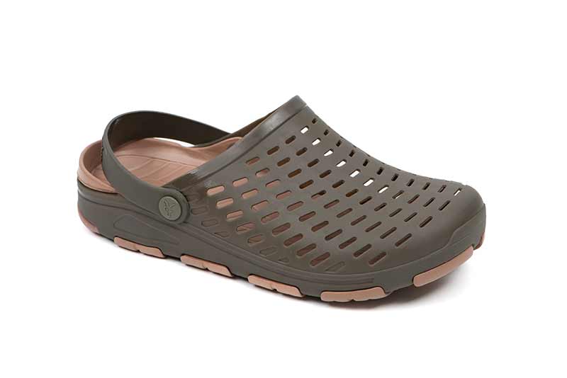 Zapatillas Fox Clogs Khaki, calzado de pesca con diseño ventilado y cómodo para carpfishing.