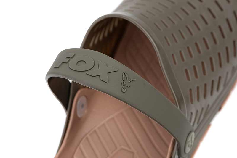 Zapatillas Fox Clogs Khaki para pesca, diseño ventilado y suave, ideal para carpfishing y confort al instante.