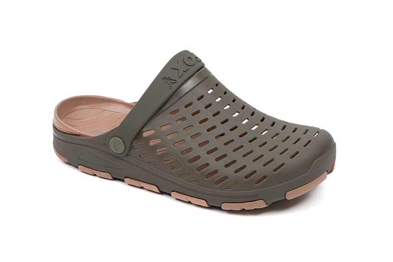 Zapatillas Fox Clogs en color khaki, ideales para pesca y carpfishing, con diseño ventilado para comodidad y secado rápido.