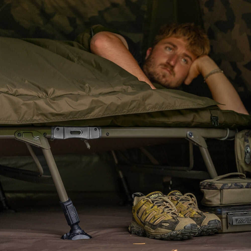 Bed Chair con saco de dormir Avid Carp Benchmark Ultra System - Tienda Carpfishing