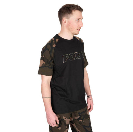 Camiseta Fox Outline T Negro/Camo - Tienda Carpfishing