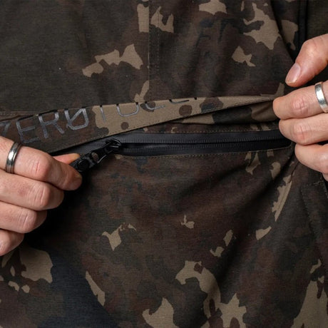Peto Impermeable Nash ZT Helluva Camo - Tienda Carpfishing