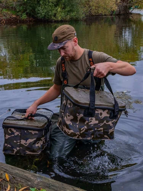 Bolso Fox Aquos Camo 50 litros - Tienda Carpfishing